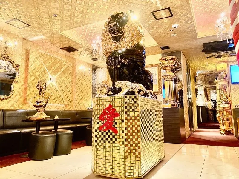 歌舞伎町のイベントホール『レジェンド愛』の金色の内装