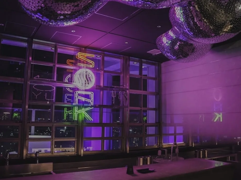 MIYASHITA PARK最上階のレストラン＆バー『SOAK』の店内