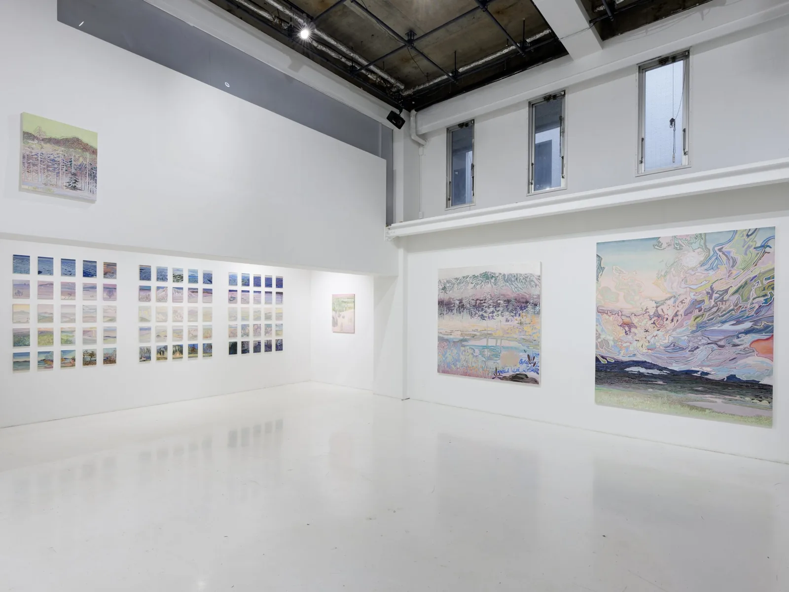 港区西麻布のギャラリー『CALM & PUNK GALLERY』の作品が展示された白い壁
