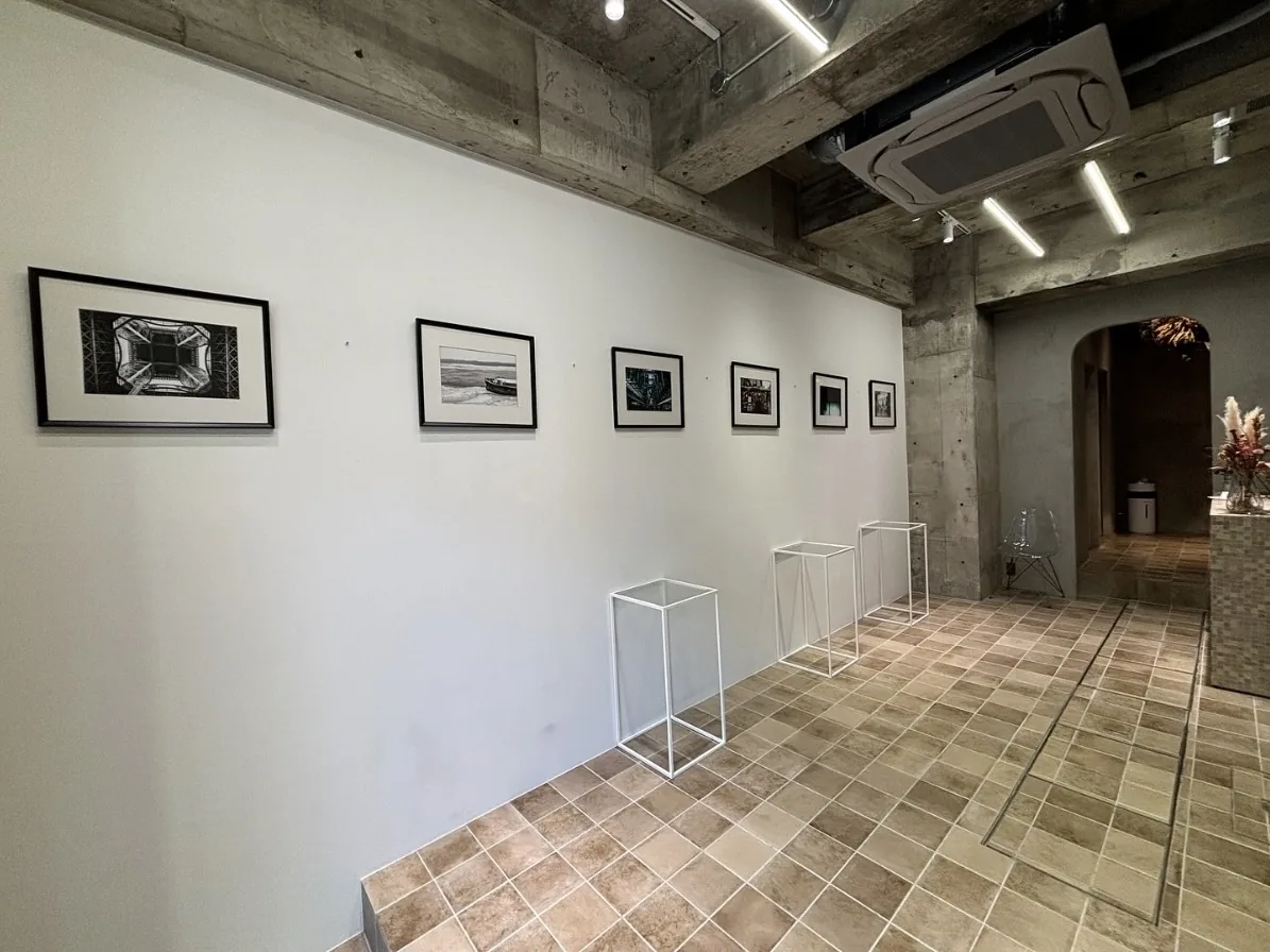 台東区小島のギャラリー『marble gallery』のタイル床と作品が並ぶ白い壁