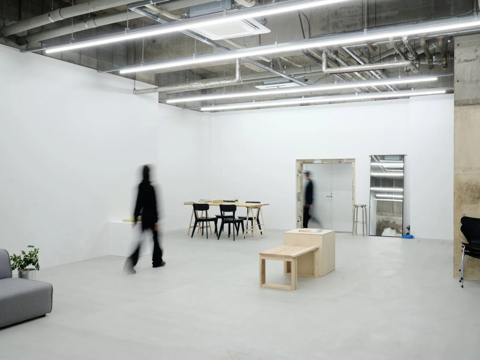 中野区のレンタルスペース『studio ZYX』の白い壁とコンクリート床の空間
