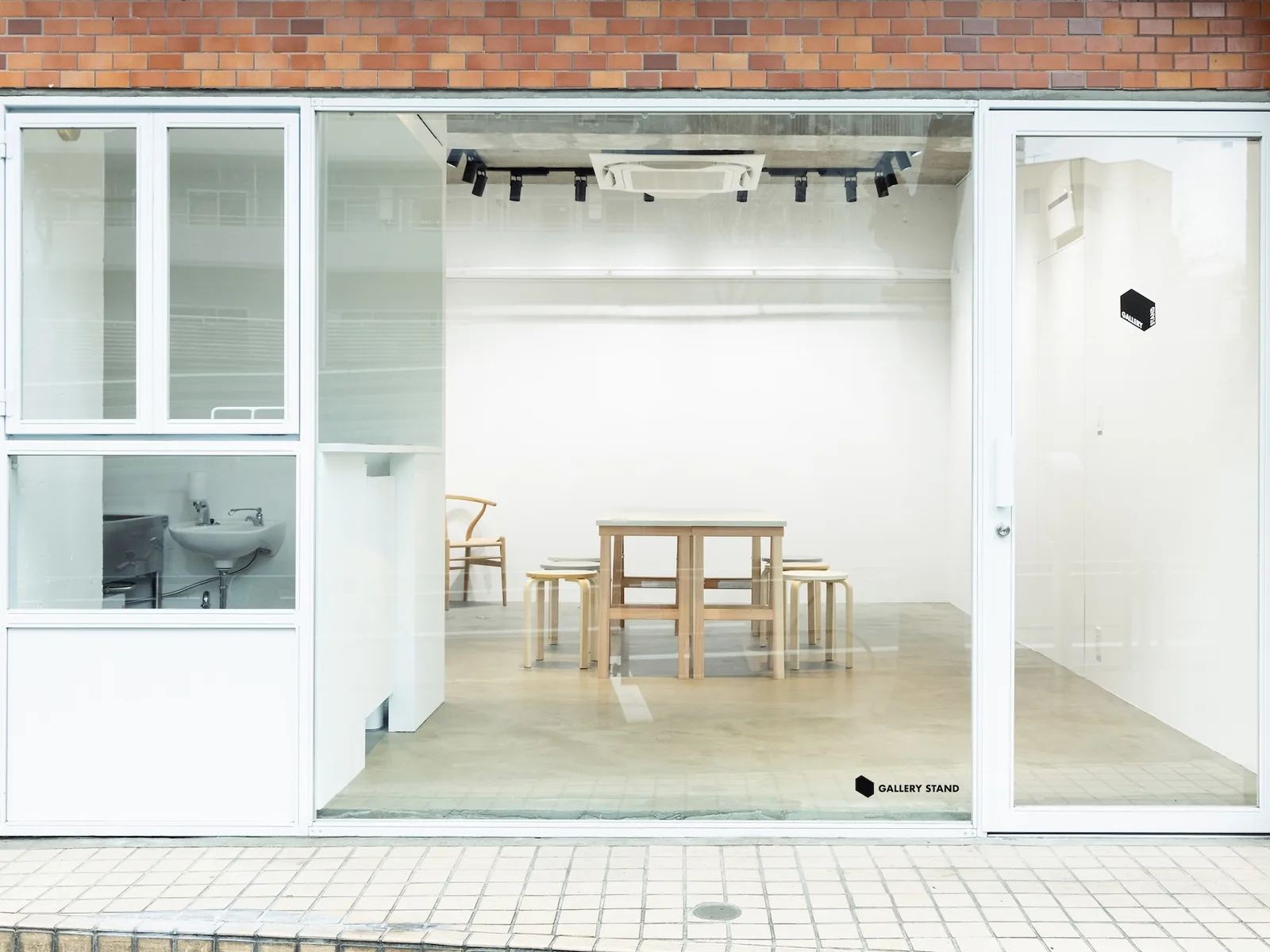 目黒区東山の路面ギャラリー『GALLERY STAND』のガラス張りのファサード