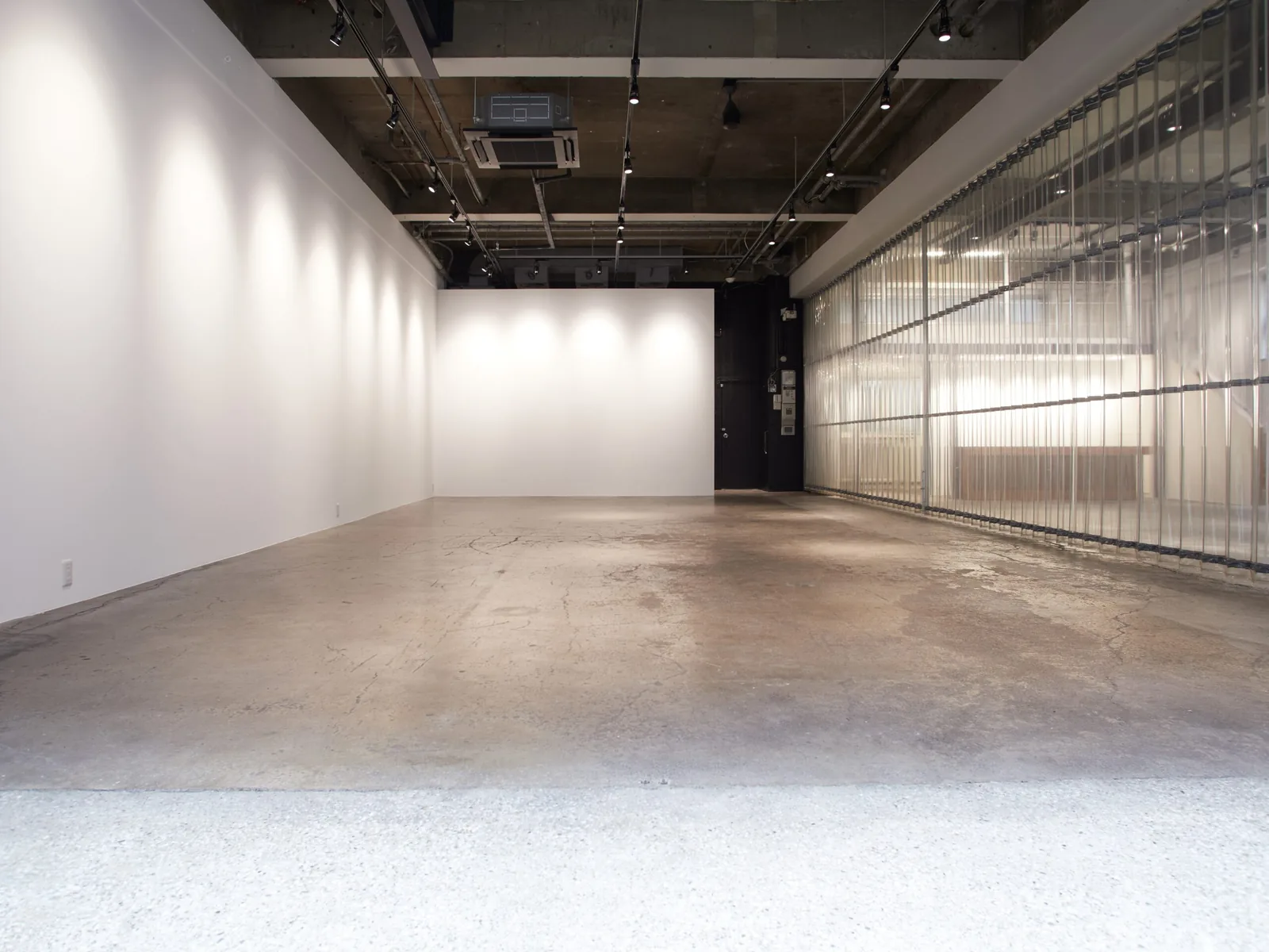 目黒区青葉台のギャラリー『calif art gallery』の白壁と半透明の壁がある空間