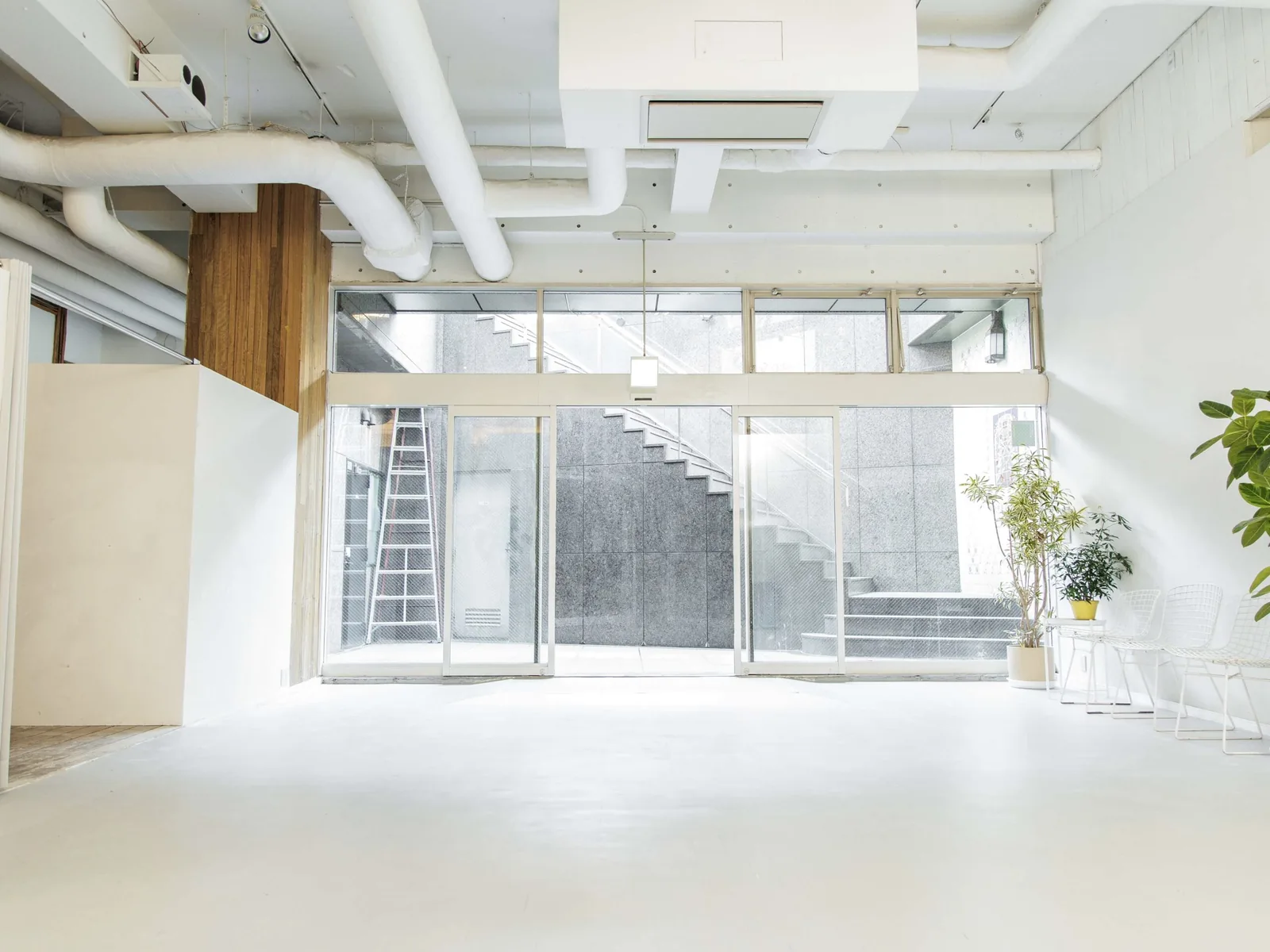 渋谷区神南のレンタルスペース『Studio Sola』の白い空間と光が入る大きな窓