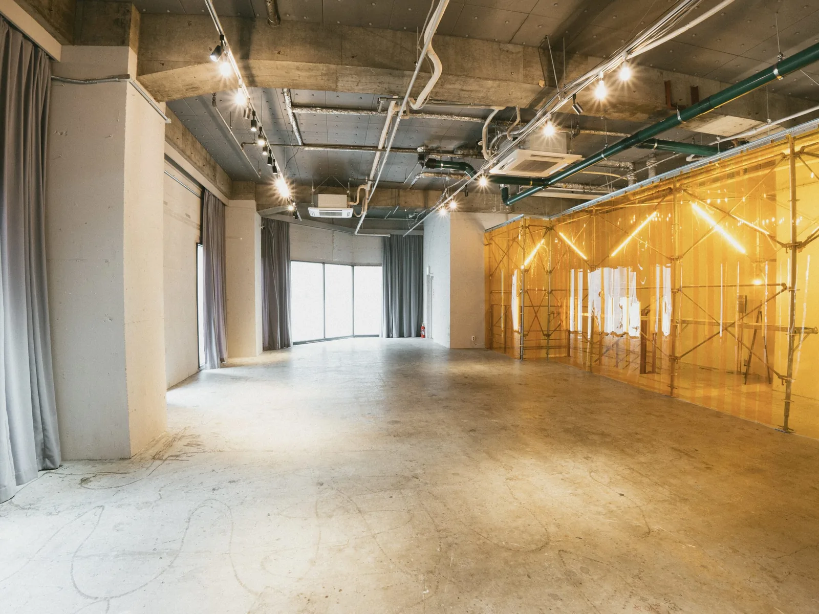 新宿区西新宿のレンタルスペース『WPÜ GALLERY SHINJUKU』のコンクリートと構造材を見せた空間