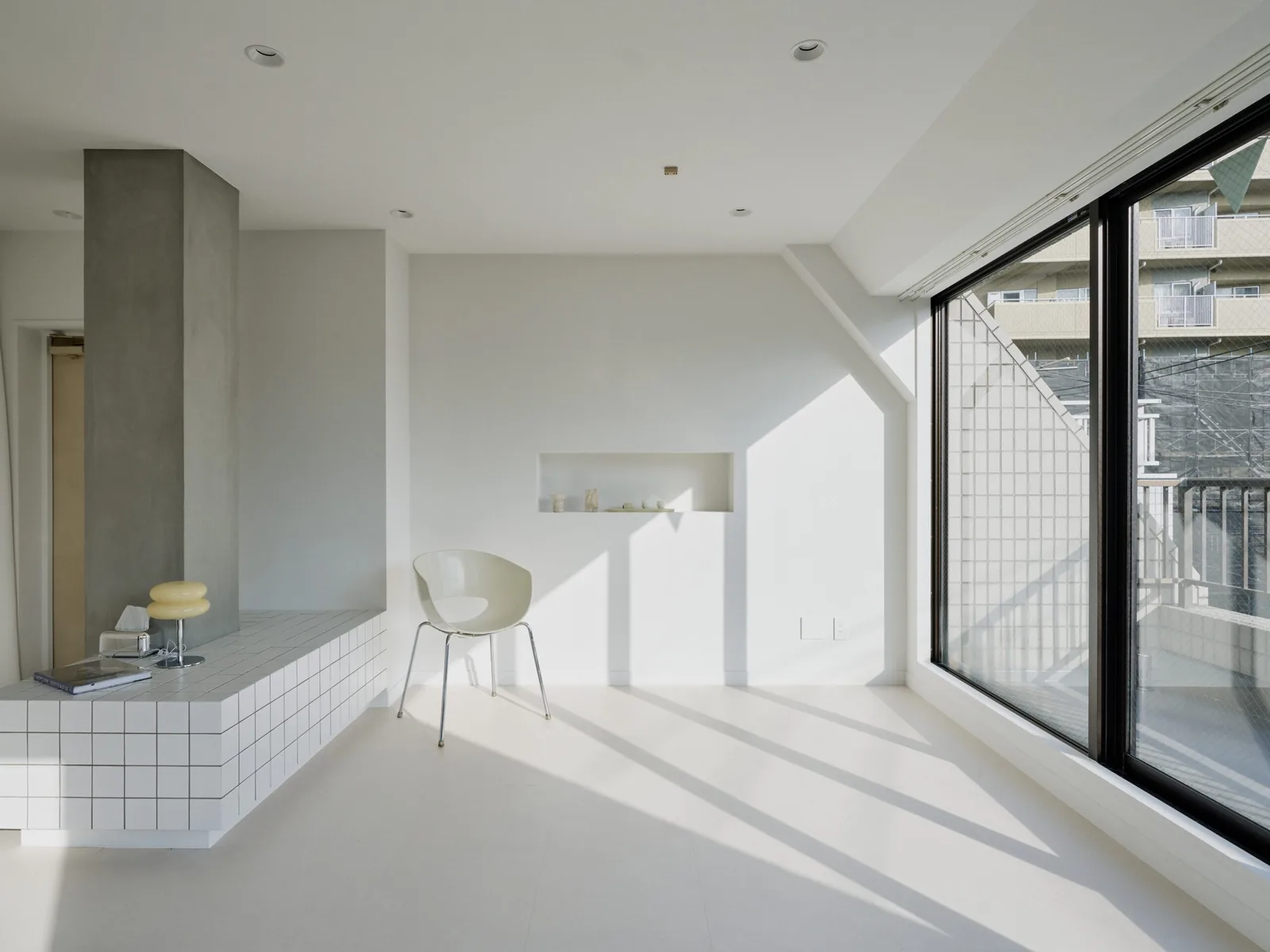 渋谷区鶯谷町の撮影スタジオ『som studio shibuya』の白いタイルのベンチとコンクリートの柱