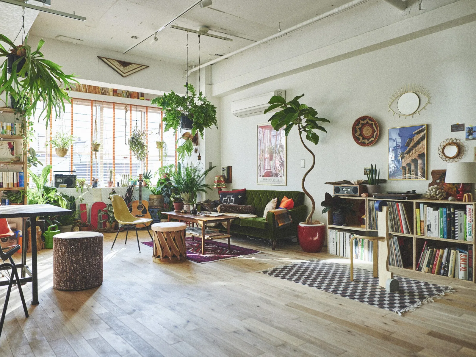 世田谷区太子堂のハウススタジオ『PLEASE GREEN』の観葉植物と本棚に囲まれた部屋