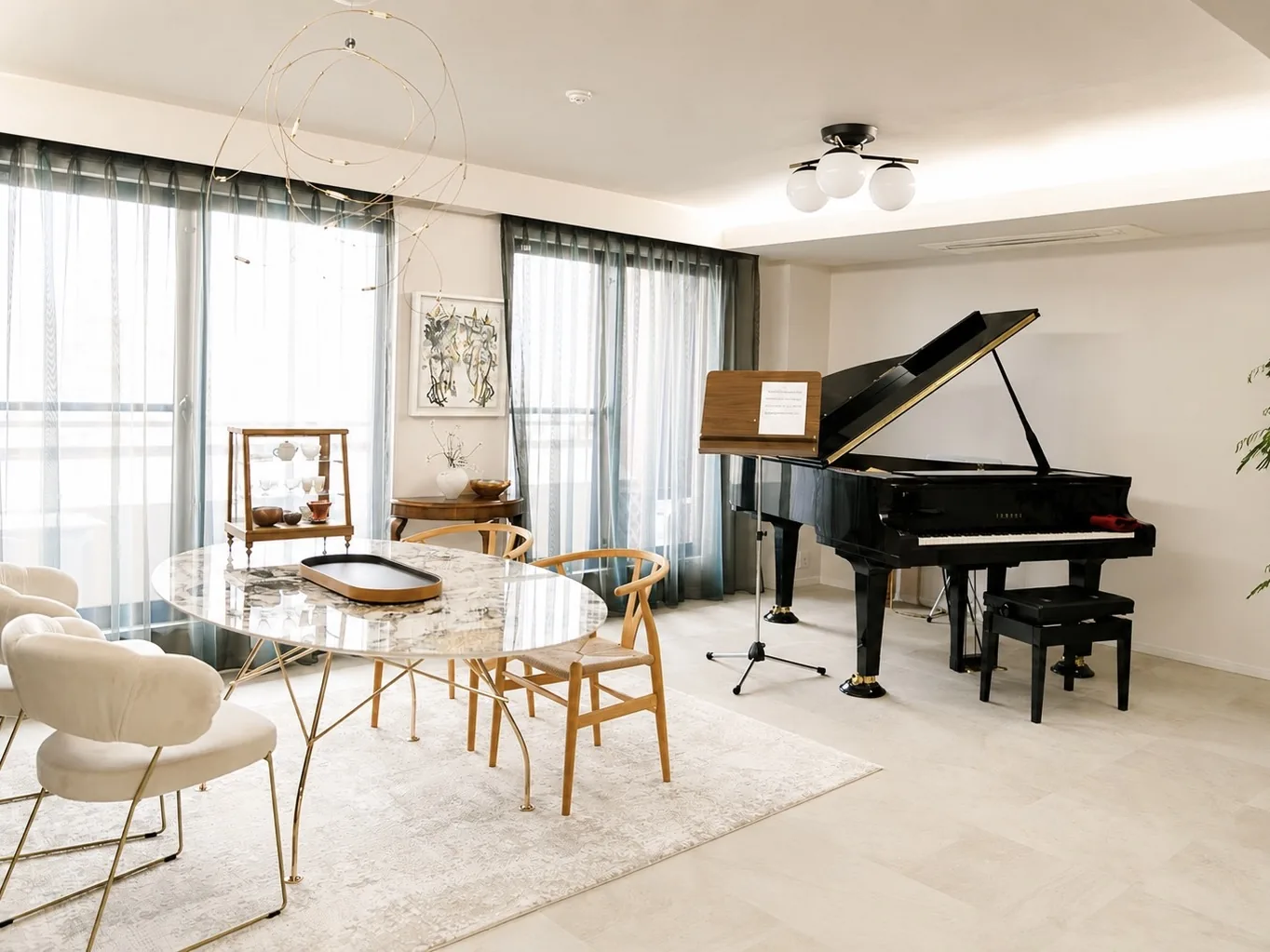 渋谷区恵比寿のハウススタジオ『Relax studio 恵比寿』のグランドピアノとYチェア