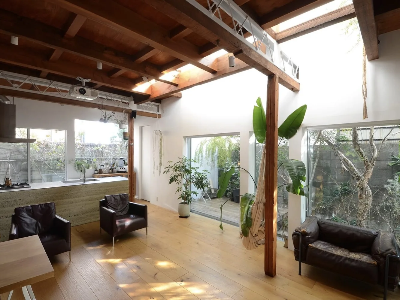 武蔵野市境南町のハウススタジオ『Studio Musashino House』の木の梁と庭に面した大きな窓