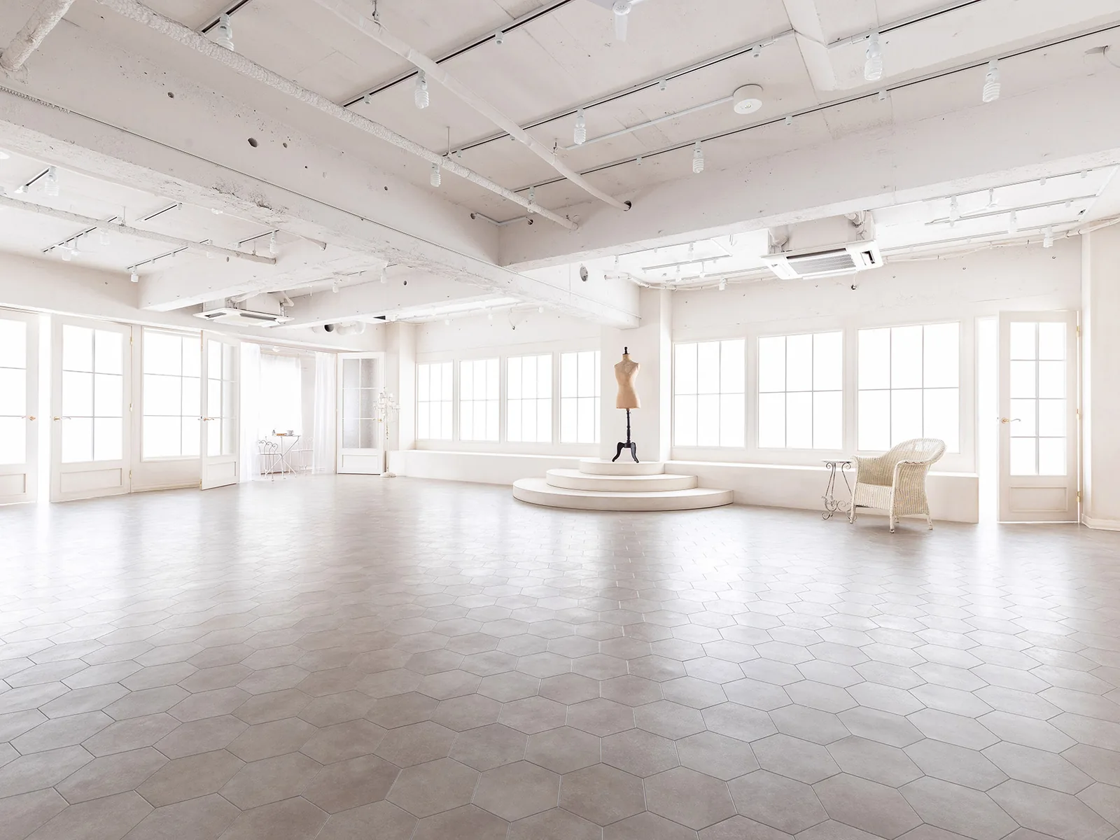 大田区千鳥の撮影スタジオ『STUDIO EARLYBiRD』のサンルームに囲まれた白い空間とひな壇ステージ