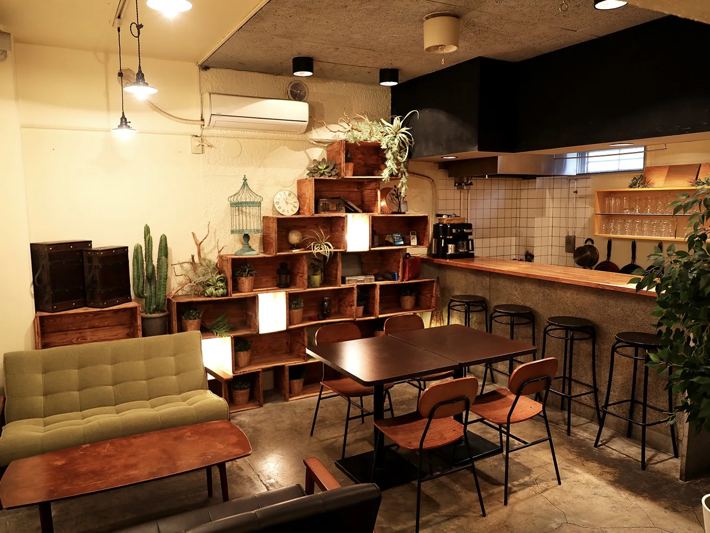 目黒区駒場のレンタルカフェ『L1P Cafe』の木箱を積んだ棚とカウンター席