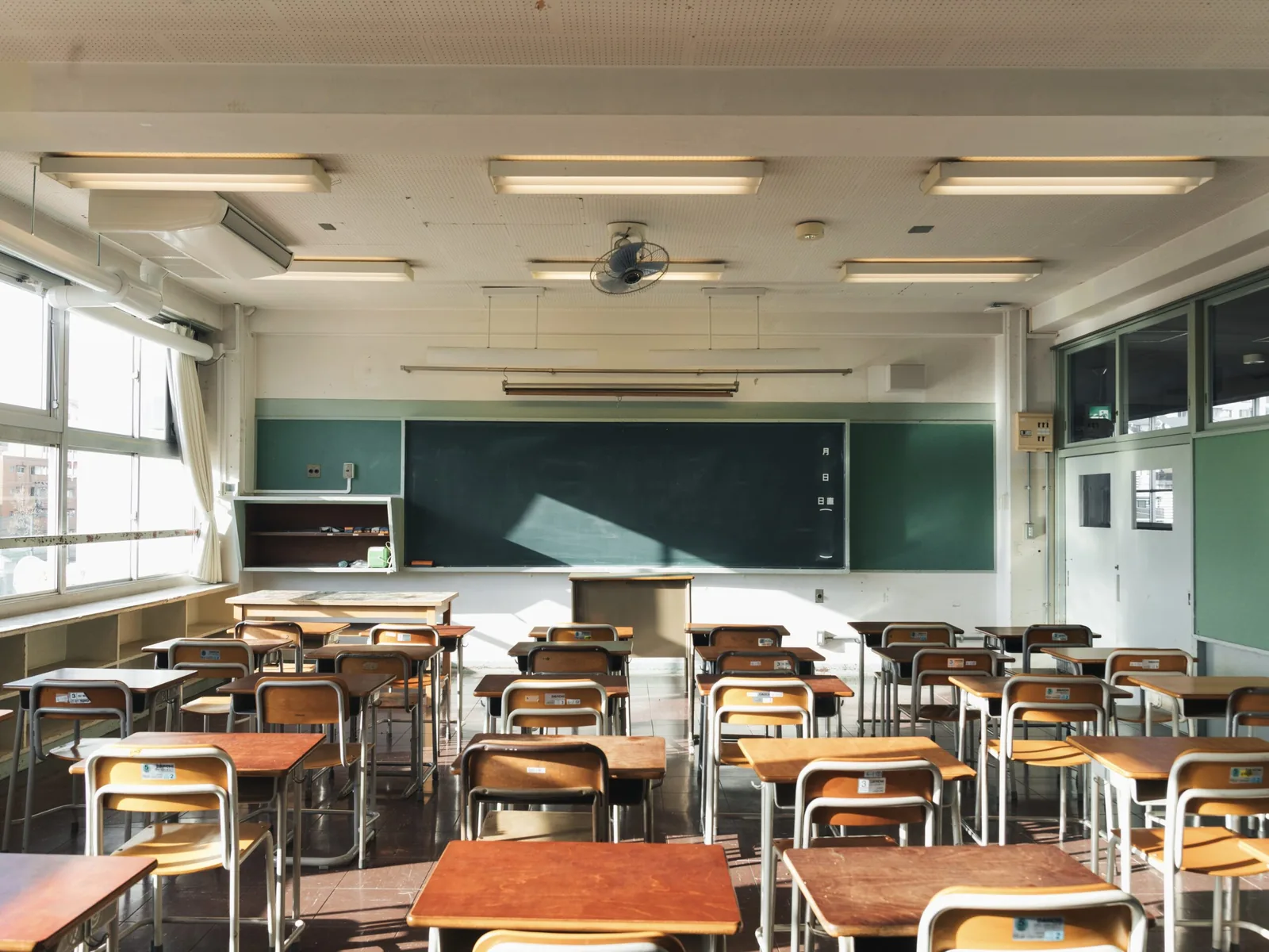 世田谷区池尻の元中学校『HOME/WORK VILLAGE』の黒板と学習机が残る教室