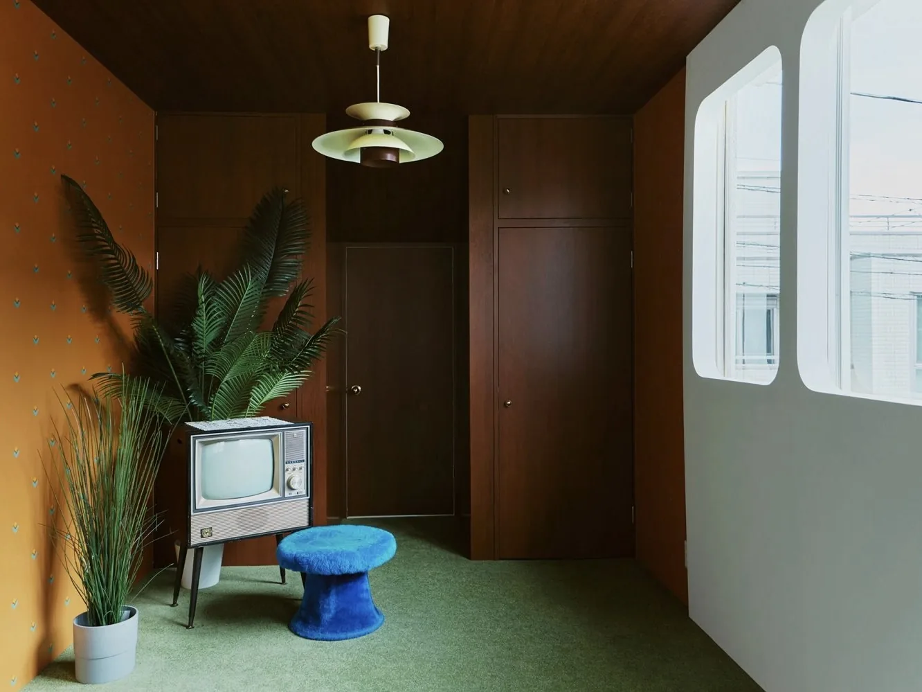 世田谷区等々力のハウススタジオ『STUDIO MOLCA』の緑のカーペットとブラウン管テレビ