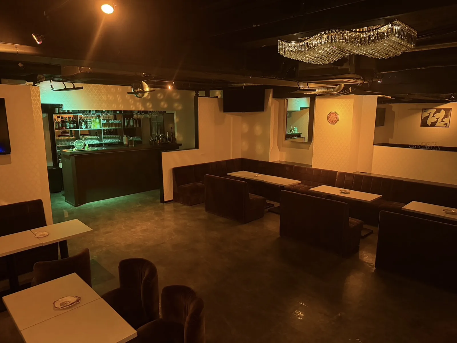 渋谷区神山町のカラオケバー『カラオケバー カナリア』の地下フロアとソファ席