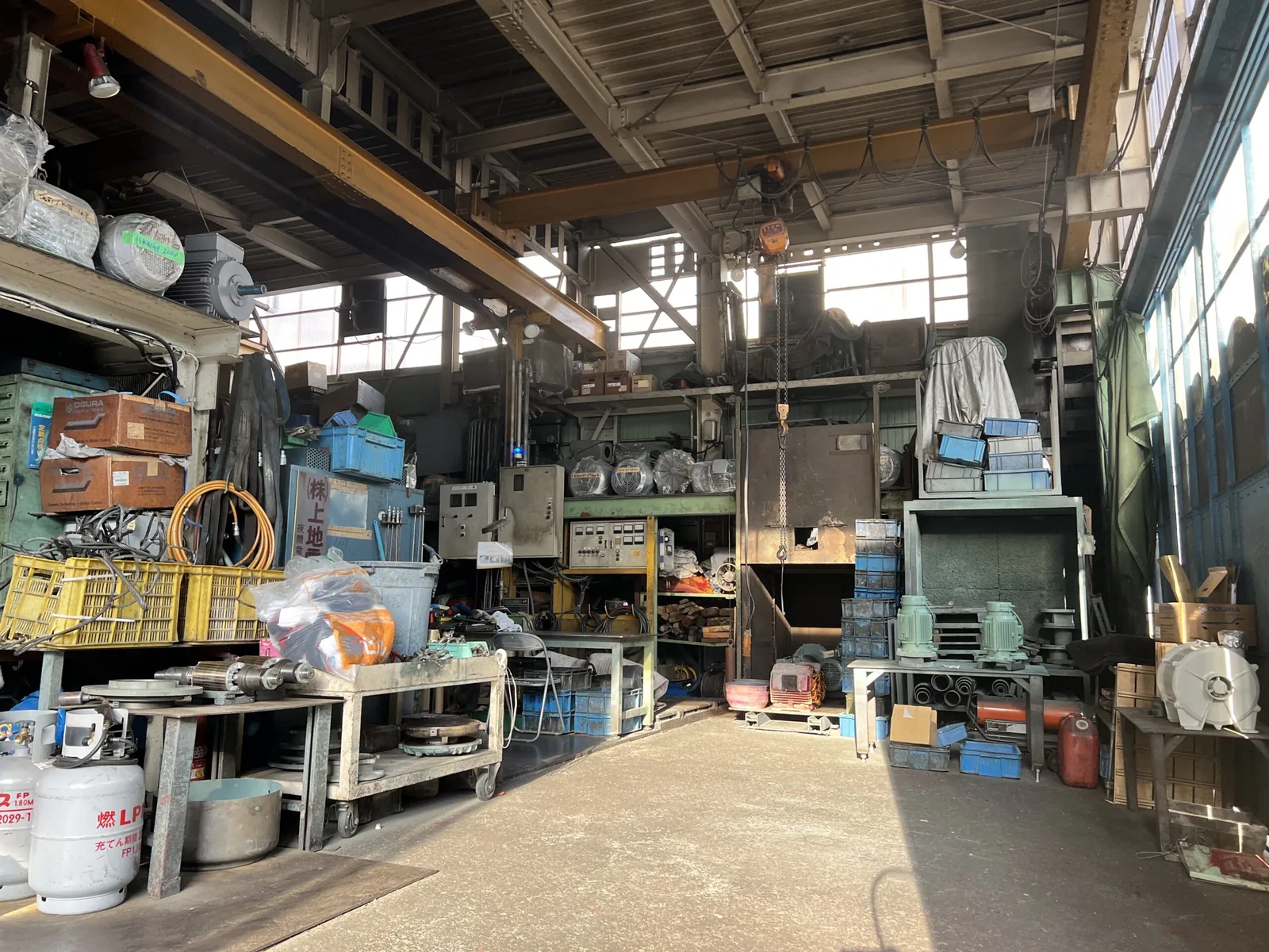 江東区の町工場『下町の町工場』の使い込まれた機械が並ぶ作業場