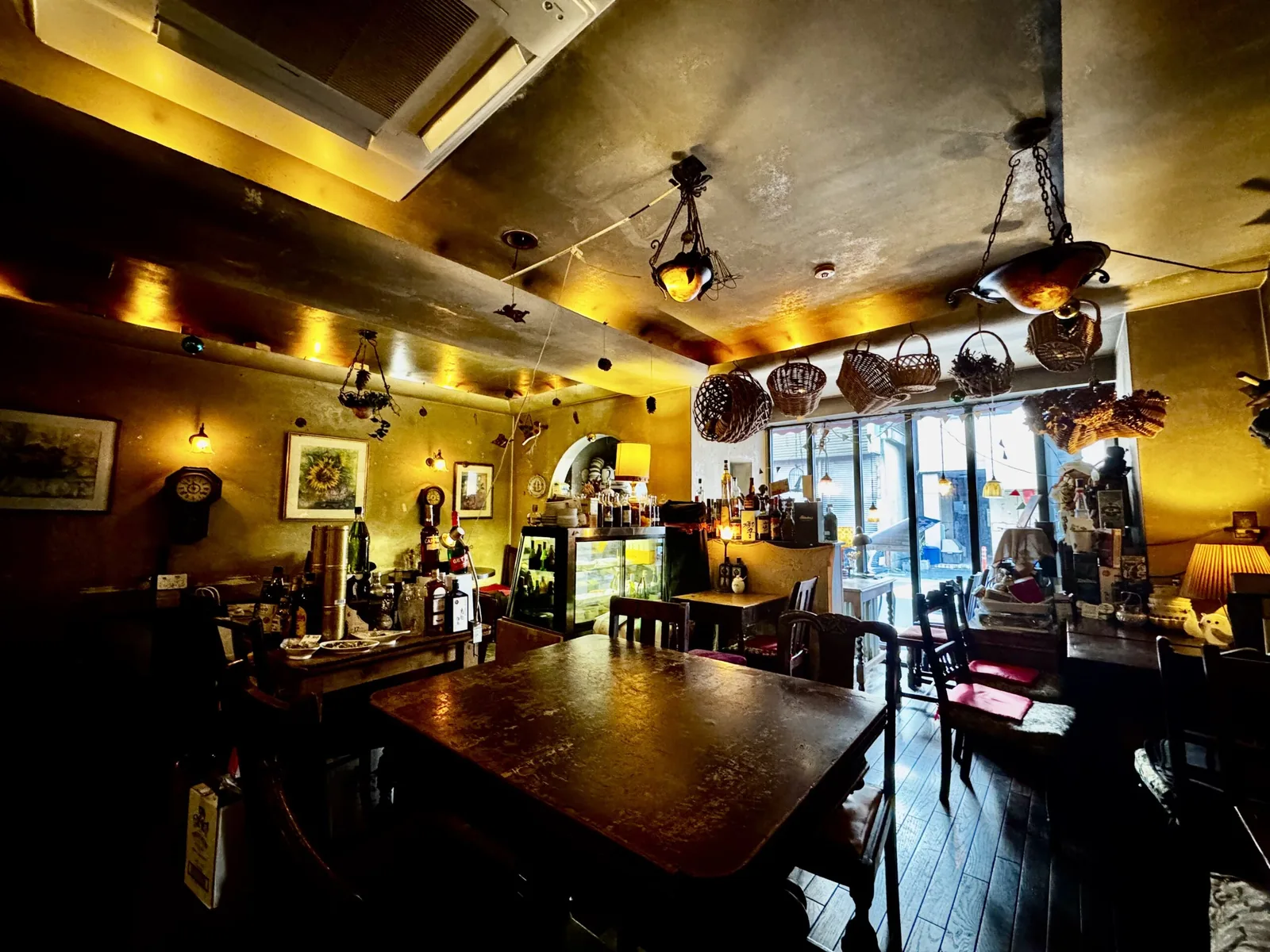 世田谷区の喫茶店『CafeAngelina』の大きな木のテーブルと吊り下げ照明