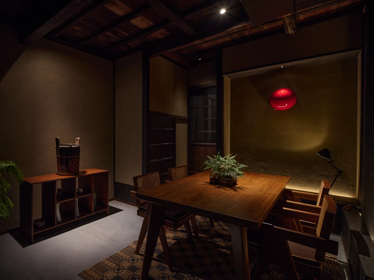 中央区新富の大正建築『the design gallery』の木のテーブルが置かれた室内