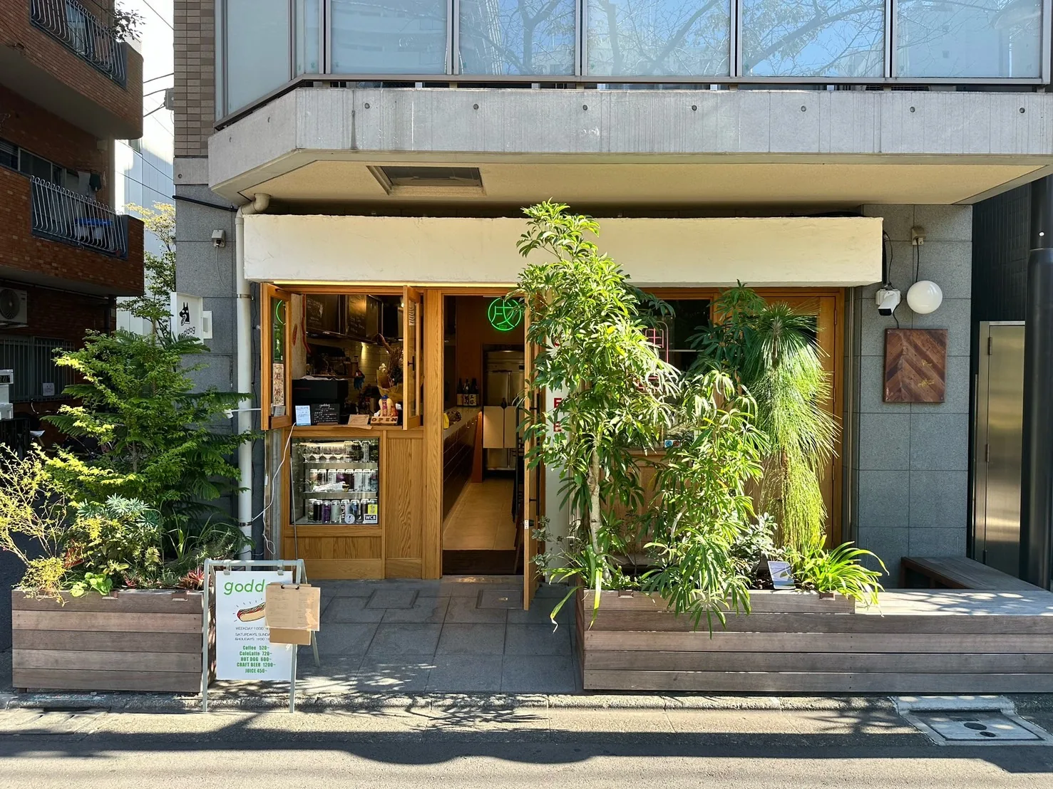 品川区南大井の『god dog + 神名美容室』の白いタイルと木材の店内