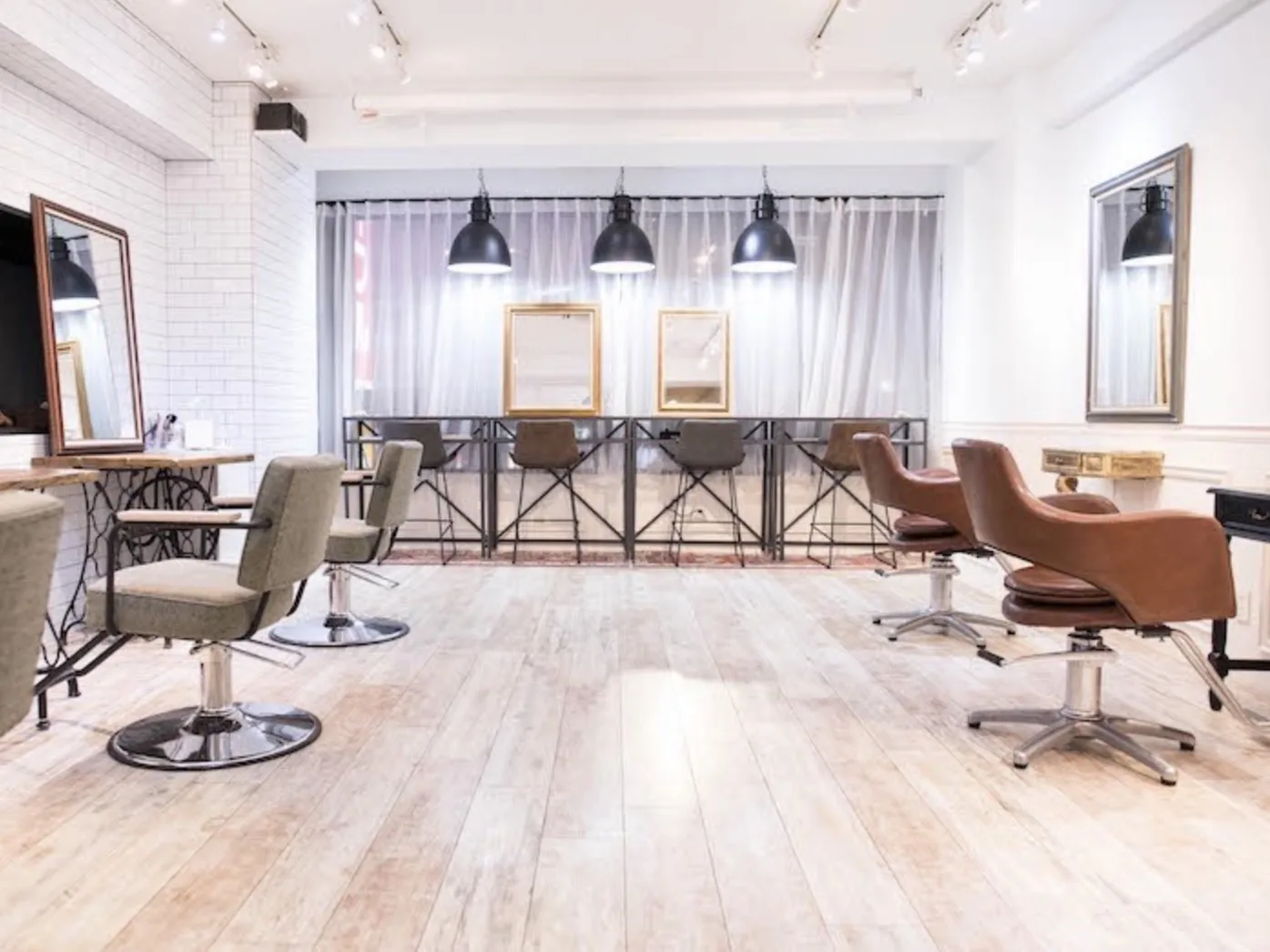 品川区東五反田のヘアサロン『美容室 nico』のヴィンテージ感のある店内