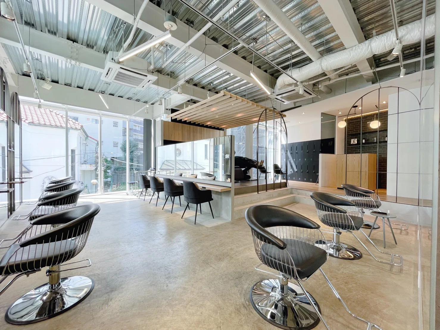 渋谷区神宮前のヘアサロン『Relax salon 表参道』の自然光が入る店内