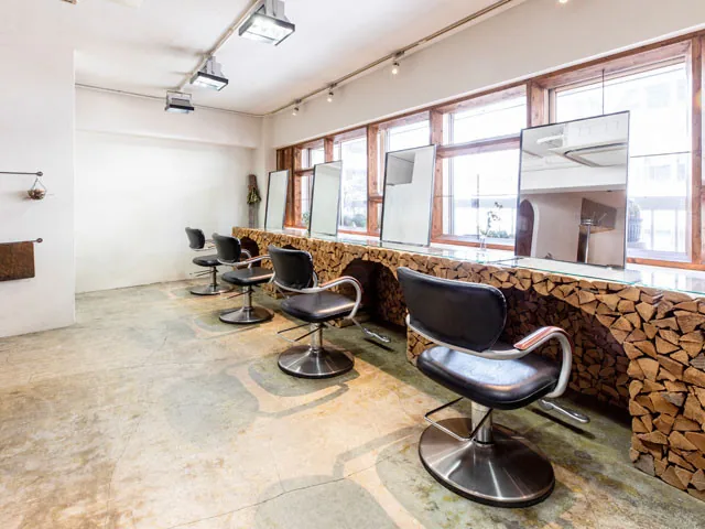 渋谷区神宮前のヘアサロン『Relax salon 渋谷』の薪を積んだセット台