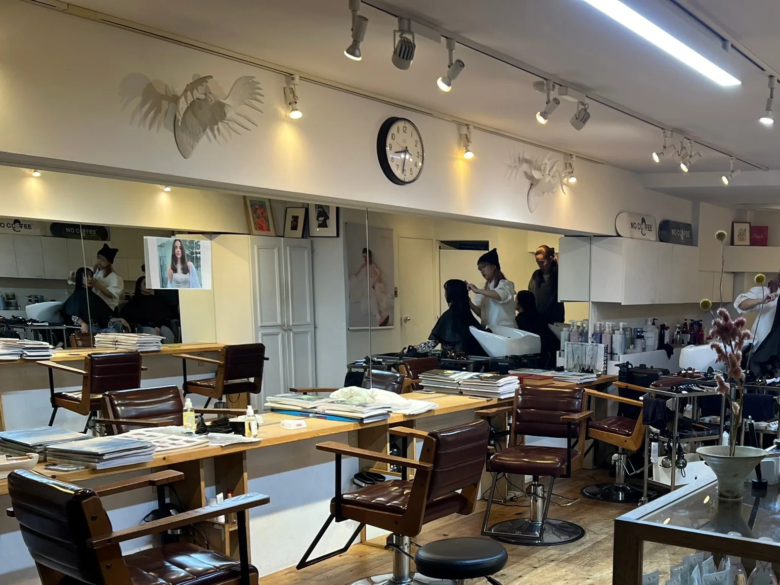 港区北青山のヘアサロン『people AOYAMA』のナチュラルな内装